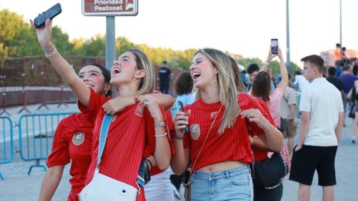 Aficionados se congregan en el Puente del Rey para ver la semifinal de la Eurocopa en una pantalla gigante instalada por el Ayuntamiento de Madrid