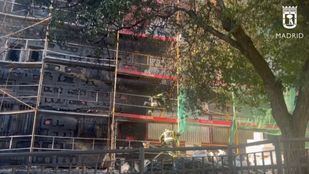 Tres atendidos por inhalación de humo en un fuego propagado en dos edificios en Moratalaz