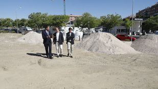 Carabante visita las obras de mejora en una zona verde de Butarque en Villaverde