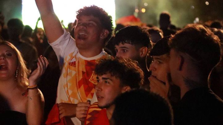 Aficionados se congregan en el Puente del Rey a ver la semifinal de la Eurocopa en una pantalla gigante instalada por el Ayuntamiento de Madrid
