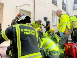 Aparatoso rescate de un varón de 41 años tras caer a un patio interior en un edificio de la calle Atocha