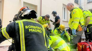 Aparatoso rescate de un varón de 41 años tras caer a un patio interior en un edificio de la calle Atocha