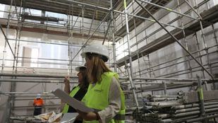 La alcaldesa de Getafe visita las obras del teatro
