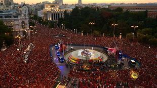 Una marea roja recibe en Madrid a los 'Reyes de Europa'
