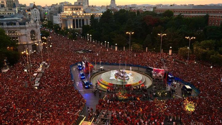 Aficionados se agolpan en la plaza de Cibeles donde se ha celebrado el fin de fiesta.