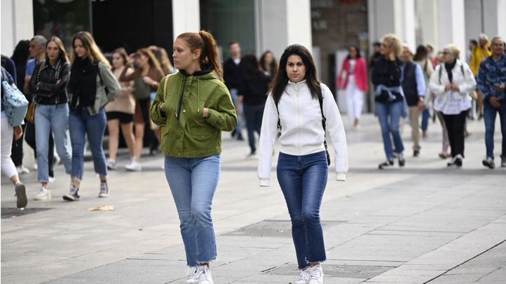 Gente paseando por Madrid