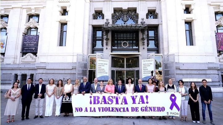 Minuto de silencio por la mujer asesinada en Carabanchel