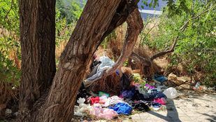 Restos de basura en el solar de Palomeras Bajas