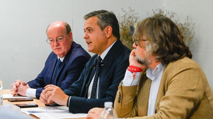 El consejero de Transportes, Jorge Rodrigo, con varios alcaldes (Foto: Ayuntamiento de Algete)