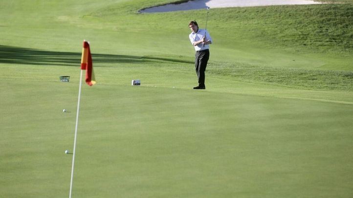 El alcalde de Madrid, José Luis Martínez Almeida, jugando al golf