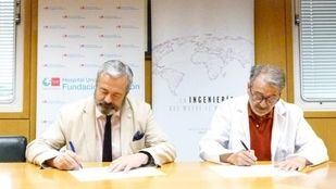 El director gerente del Hospital Fundación Alcorcón, Modoaldo Garrido, y el Decano del Colegio de Ingenieros Industriales de Madrid, Fabián Torres, firman un convenio de colaboración