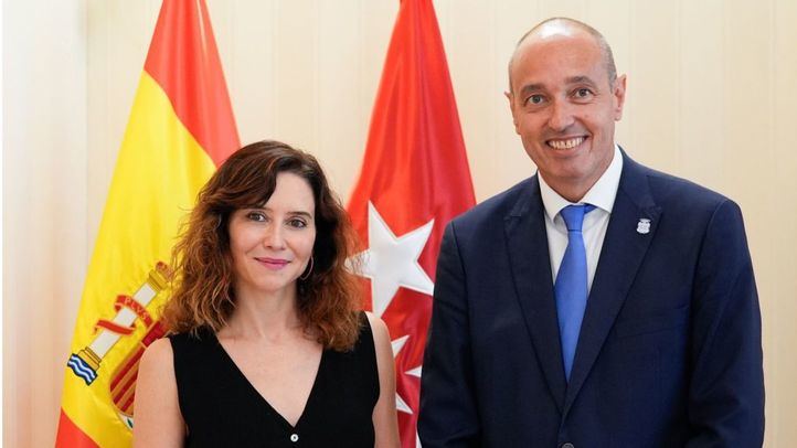 Isabel Díaz Ayuso y el alcalde de Sevilla la Nueva, Asensio Martínez.
