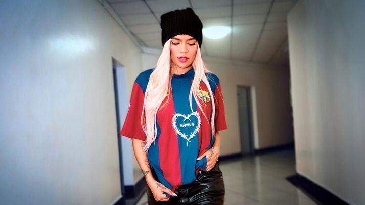Karol G con la camiseta del FC Barcelona con su logo