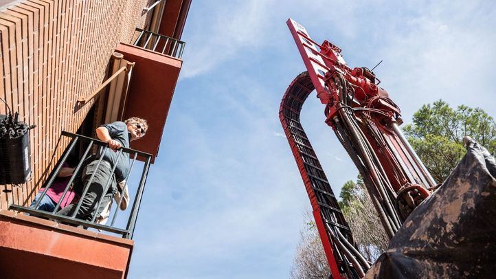 Una afectada de las obras de la línea de metro 7B, a 27 de septiembre de 2023, en San Fernando de Henares, Madrid (España). Los afectados por las obras de ampliación de la línea 7B de Metro de Madrid llevan 15 años denunciando los derrumbes y desalojos provocados por las obras. (Foto: Matias Chiofalo, Europa Press)