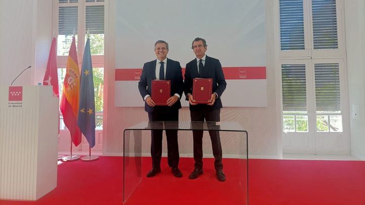 El consejero de Vivienda, Transportes e Infraestructuras, Jorge Rodrigo, junto a David Botín, director general de Servicios Inmobiliarios de Aedas Homes