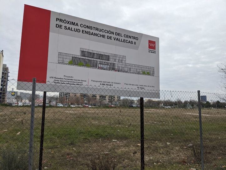 Cartel que anuncia la construcción del centro de salud Ensanche de Vallecas II