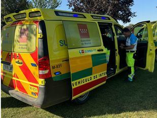 Sanitarios acuden al aviso de un ahogamiento en una piscina de Móstoles