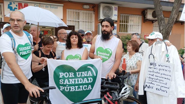 Protesta vecinal ante el Centro de Salud Abrantes