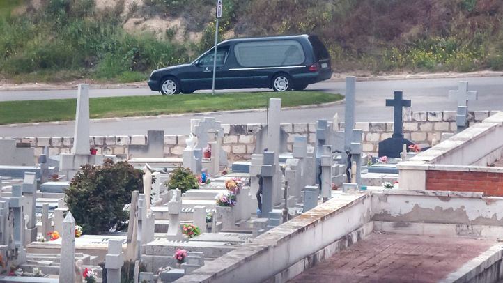 Coche fúnebre en el cementerio de La Almudena
