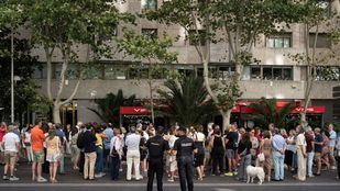 Un centenar de personas recuerdan al fallecido tras el concierto de Karol G