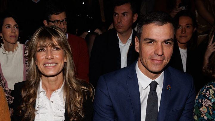El presidente de Gobierno, Pedro Sánchez, asiste con su esposa, Begoña Gómez Fernández, al desfile de la diseñadora Teresa Helbig, en IFEMA Madrid, a 17 de febrero de 2023