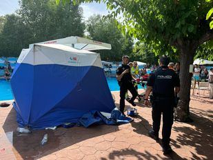 Los sanitarios atienden la emergencia en la piscina de Carabanchel