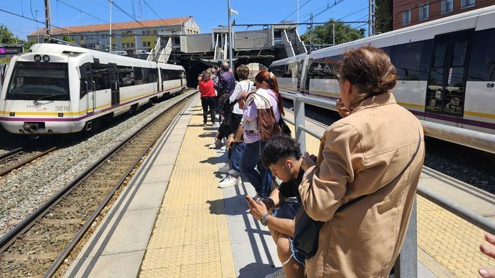 Pasajeros de un tren en el andén