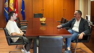 Fran Garrigós con el alcalde de Móstoles, Manuel Bautista