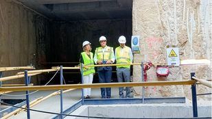 El consejero de Vivienda, Transportes e Infraestructuras, Jorge Rodrigo, durante una visita a las obras de mejora de la accesibilidad en la estación de Avenida de América