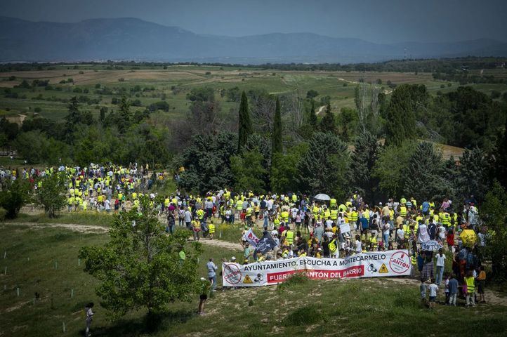 Manifestantes en Montecarmelo con pancartas durante la protesta para exigir al Ayuntamiento que construya su cantón lejos de colegios y viviendas
