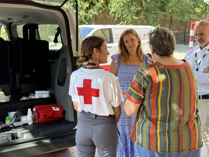 Ana Dávila durante su visita al centro de Emergencia Social de Cruz Roja en San Blas