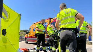 Sanitarios atendiendo al herido.