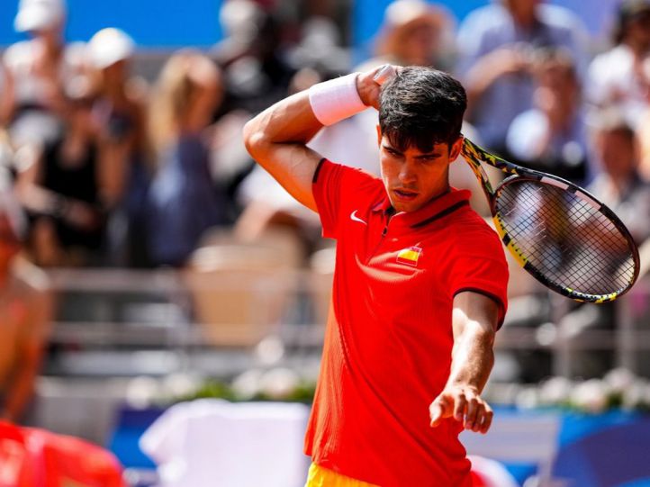 Alcaraz cae ante Djokovic, alzándose con la plata