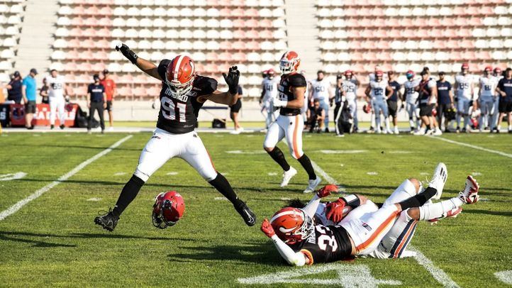 Madrid Bravos (negro rojo) vs Hamburgo Sea Devils (blanco)