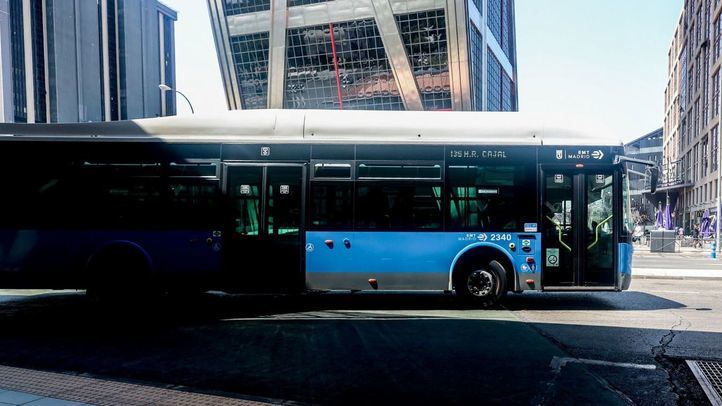 Un autobús de la línea 135, en el intercambiador de Plaza de Castilla