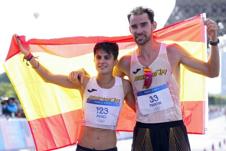 María Pérez y Álvaro Martín tras ganar el oro en el relevo mixto de Paris 2024