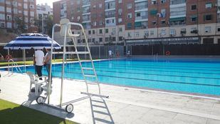 Lleno total en el primer día de apertura en la piscina municipal de Tetuán
