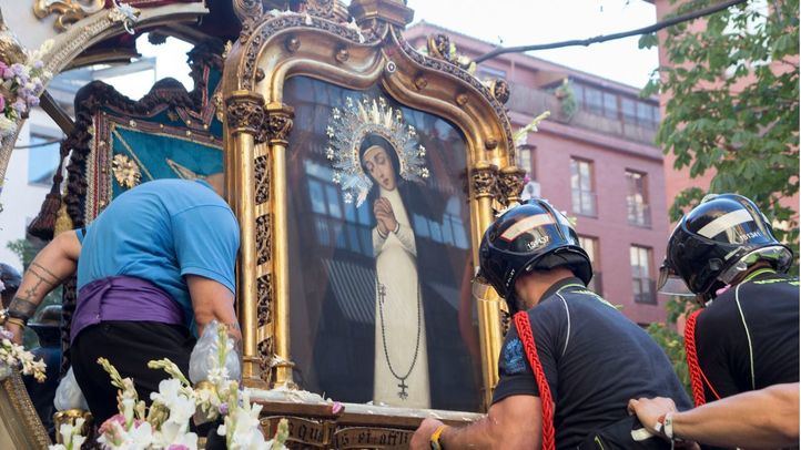 Momentos durante la procesión en honor a la Virgen de La Paloma en años pasados