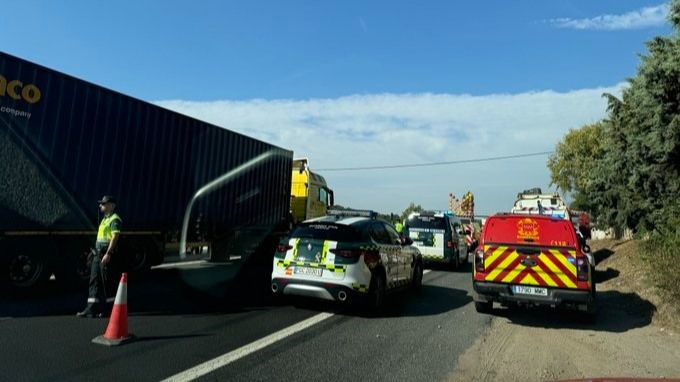 Herido muy grave el chófer de un camión al colisionar contra otro en la A-1, en El Molar