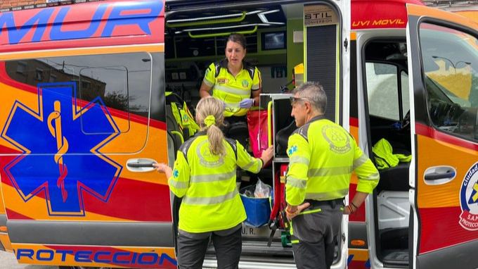 Sanitarios en una ambulancia del Samur