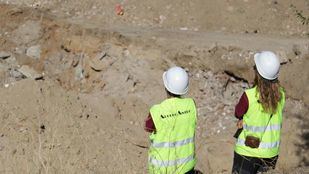 El equipo de la Asociación Científica Arqueoantro supervisa los movimientos de tierra