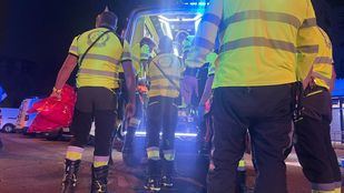 Los servicios de emergencias atienden a los heridos en el incendio.