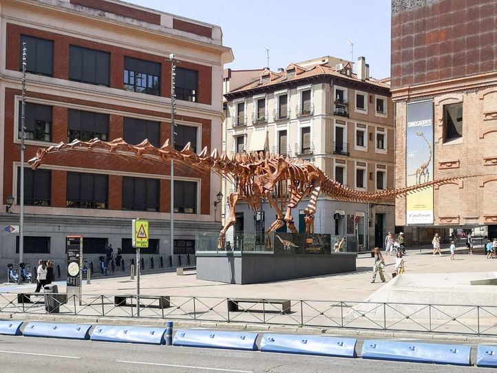 Dinosaurio en el Paseo del Prado