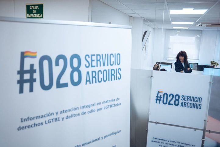 La ministra de Igualdad, Ana Redondo, durante su visita a la sede del servicio 028 de teléfono de emergencia.