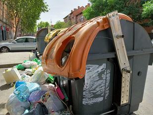 La basura se acumula en las calles de Usera