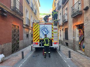 Extinción de un incendio en la calle Mayor