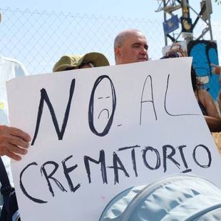 Concentración de los vecinos de San Fermín a las puertas del tanatorio Parcesa M-40