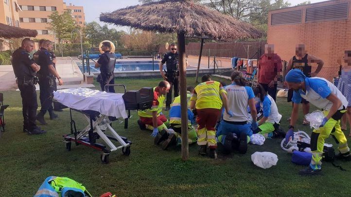 Sanitarios atienden a una mujer en una piscina privada tras sufrir una parada cardiorrespiratoria