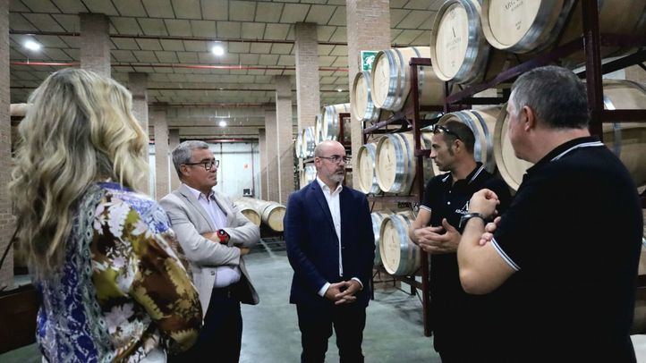 El delegado del Gobierno visita la Cooperativa Vinícola de Arganda del Rey para conocer los preparativos de cara al inicio de la vendimia
