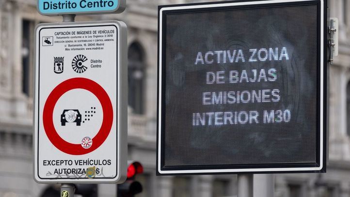 Una señalización de Zona de Bajas Emisiones de especial protección en el Distrito Centro, a 2 de enero de 2024, en Madrid (España).